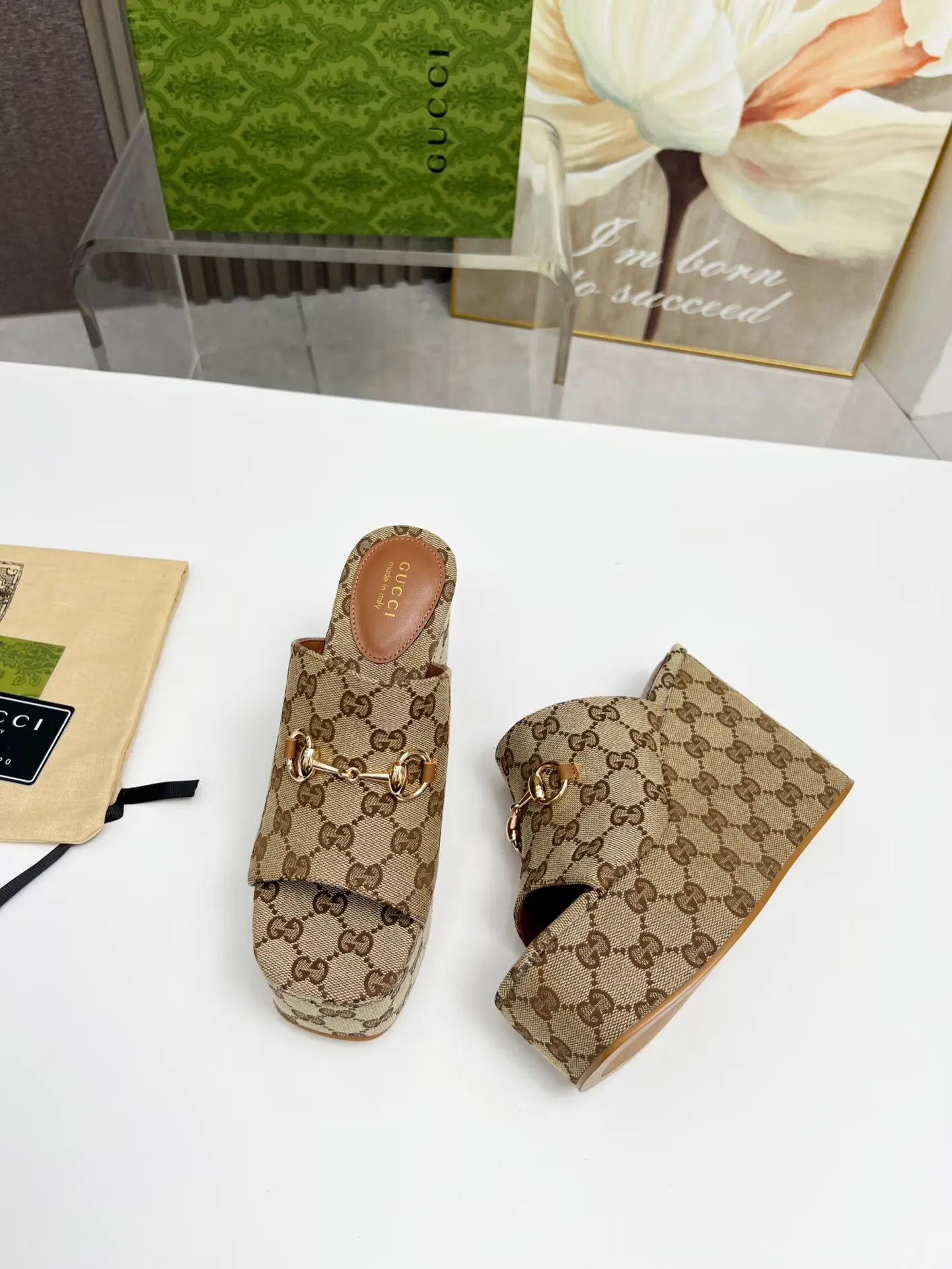 👟👟Ex-factory price 440👟👟 Gucci's new slippers, fashionable, high-end and full of personality✅ Very stable, comfortable and durable for daily use, convenient and unique for daily matching, a must-have classic for summer, the upper uses GUCCI brand buckles Inner/foot pads: sheepskin Platform height: 11cm Color: black, brown Size: 35-42 (41, 42 need to be customized) Packing: Comes with cloth bag cards.